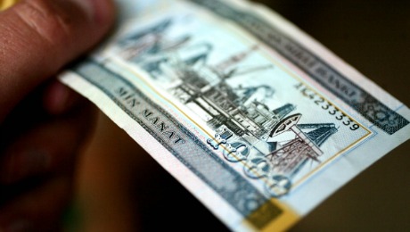 Azerbaijan Lets Currency Slide in Response to Oil Decline